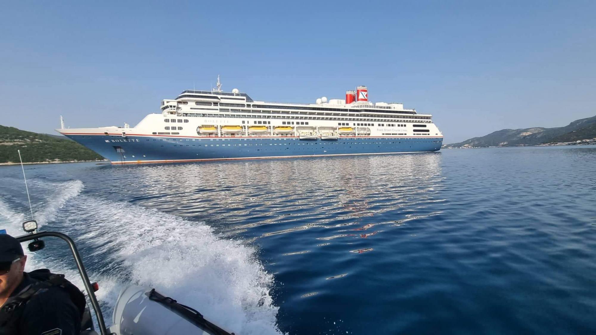 Лайнер впервые прошел под новым мостом в Хорватии. Чем он уникален